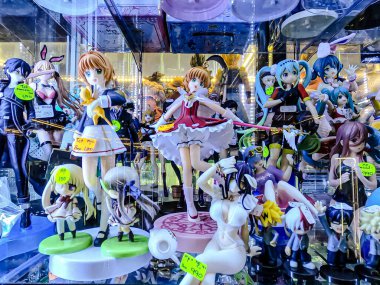 Farklı figür ve stillerde Japon plastik oyuncak bebekleri seçici odaklı hatıra olarak MIXT Chatuchak 'ta satılıyor. Bangkok, Tayland. - 7 Haziran 2025.