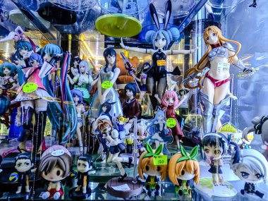 Farklı figür ve stillerde Japon plastik oyuncak bebekleri seçici odaklı hatıra olarak MIXT Chatuchak 'ta satılıyor. Bangkok, Tayland. - 7 Haziran 2025.