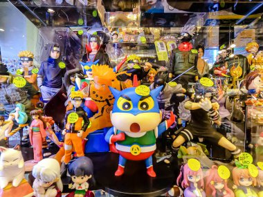 Farklı figür ve stillerde Japon plastik oyuncak bebekleri seçici odaklı hatıra olarak MIXT Chatuchak 'ta satılıyor. Bangkok, Tayland. - 7 Haziran 2025.