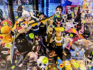 Farklı figür ve stillerde Japon plastik oyuncak bebekleri seçici odaklı hatıra olarak MIXT Chatuchak 'ta satılıyor. Bangkok, Tayland. - 7 Haziran 2025.