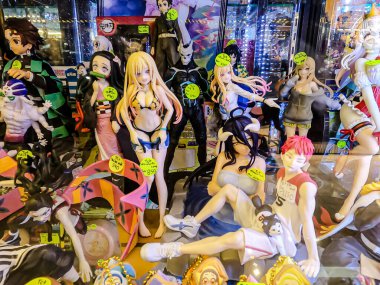 Farklı figür ve stillerde Japon plastik oyuncak bebekleri seçici odaklı hatıra olarak MIXT Chatuchak 'ta satılıyor. Bangkok, Tayland. - 7 Haziran 2025.