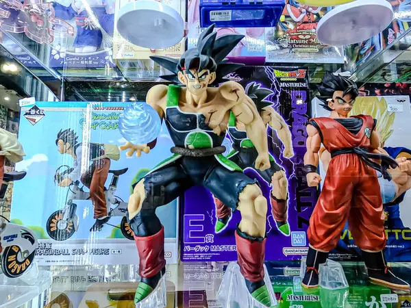 Farklı figür ve stillerde Japon plastik oyuncak bebekleri seçici odaklı hatıra olarak MIXT Chatuchak 'ta satılıyor. Bangkok, Tayland. - 7 Haziran 2025.