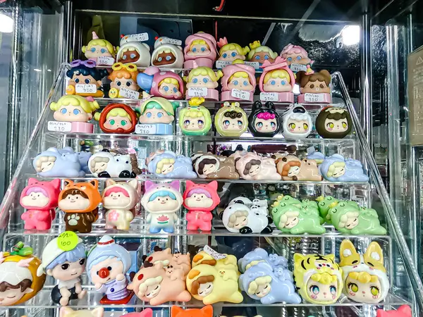 Farklı figür ve stillerde Japon plastik oyuncak bebekleri seçici odaklı hatıra olarak MIXT Chatuchak 'ta satılıyor. Bangkok, Tayland. - 7 Haziran 2025.