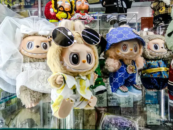 Farklı figür ve stillerde Japon plastik oyuncak bebekleri seçici odaklı hatıra olarak MIXT Chatuchak 'ta satılıyor. Bangkok, Tayland. - 7 Haziran 2025.