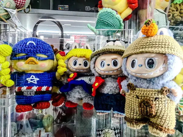 Farklı figür ve stillerde Japon plastik oyuncak bebekleri seçici odaklı hatıra olarak MIXT Chatuchak 'ta satılıyor. Bangkok, Tayland. - 7 Haziran 2025.