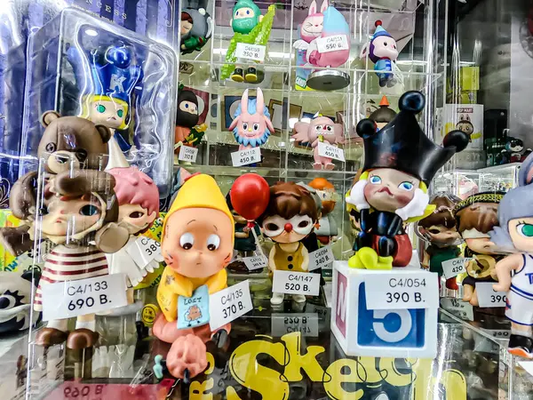 Farklı figür ve stillerde Japon plastik oyuncak bebekleri seçici odaklı hatıra olarak MIXT Chatuchak 'ta satılıyor. Bangkok, Tayland. - 7 Haziran 2025.