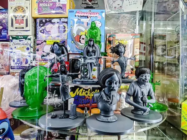 Farklı figür ve stillerde Japon plastik oyuncak bebekleri seçici odaklı hatıra olarak MIXT Chatuchak 'ta satılıyor. Bangkok, Tayland. - 7 Haziran 2025.