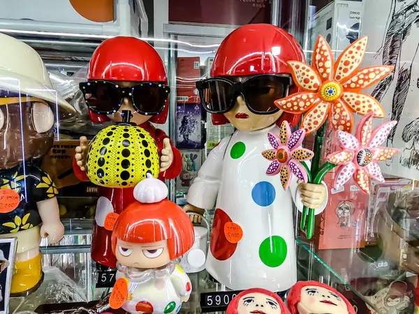 Farklı figür ve stillerde Japon plastik oyuncak bebekleri seçici odaklı hatıra olarak MIXT Chatuchak 'ta satılıyor. Bangkok, Tayland. - 7 Haziran 2025.