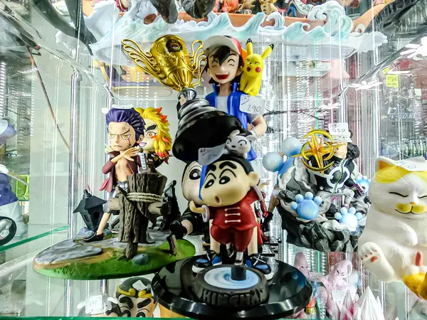 Farklı figür ve stillerde Japon plastik oyuncak bebekleri seçici odaklı hatıra olarak MIXT Chatuchak 'ta satılıyor. Bangkok, Tayland. - 7 Haziran 2025.