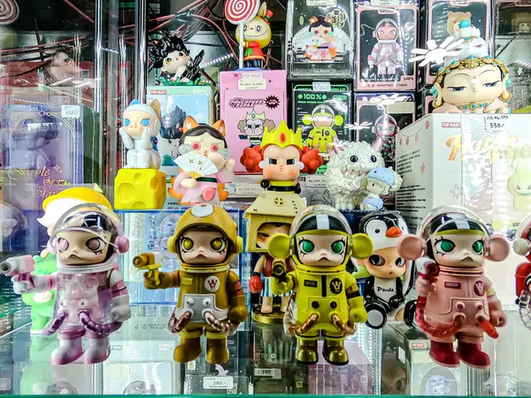 Farklı figür ve stillerde Japon plastik oyuncak bebekleri seçici odaklı hatıra olarak MIXT Chatuchak 'ta satılıyor. Bangkok, Tayland. - 7 Haziran 2025.