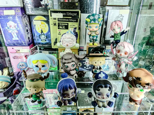 Farklı figür ve stillerde Japon plastik oyuncak bebekleri seçici odaklı hatıra olarak MIXT Chatuchak 'ta satılıyor. Bangkok, Tayland. - 7 Haziran 2025.