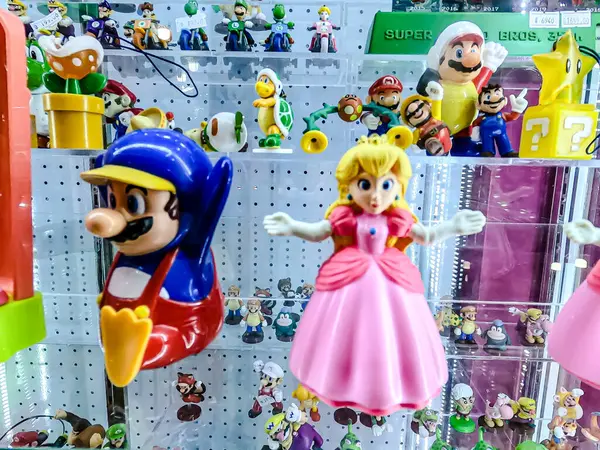 Farklı figür ve stillerde Japon plastik oyuncak bebekleri seçici odaklı hatıra olarak MIXT Chatuchak 'ta satılıyor. Bangkok, Tayland. - 7 Haziran 2025.