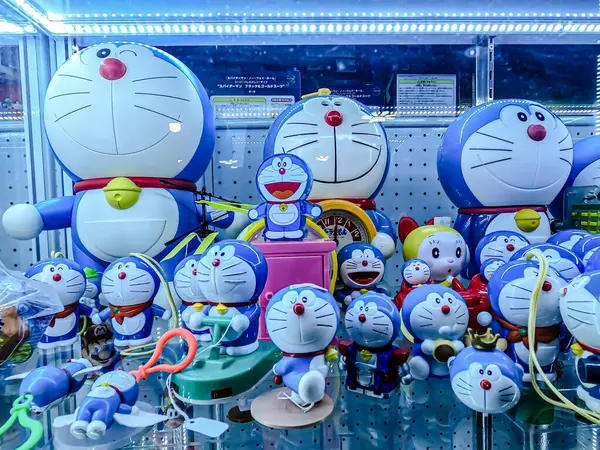 Farklı figür ve stillerde Japon plastik oyuncak bebekleri seçici odaklı hatıra olarak MIXT Chatuchak 'ta satılıyor. Bangkok, Tayland. - 7 Haziran 2025.