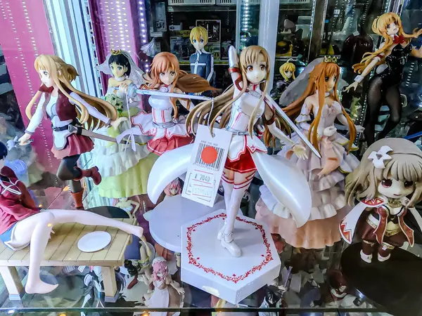 Farklı figür ve stillerde Japon plastik oyuncak bebekleri seçici odaklı hatıra olarak MIXT Chatuchak 'ta satılıyor. Bangkok, Tayland. - 7 Haziran 2025.