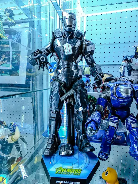 Farklı figür ve stillerde Japon plastik oyuncak bebekleri seçici odaklı hatıra olarak MIXT Chatuchak 'ta satılıyor. Bangkok, Tayland. - 7 Haziran 2025.