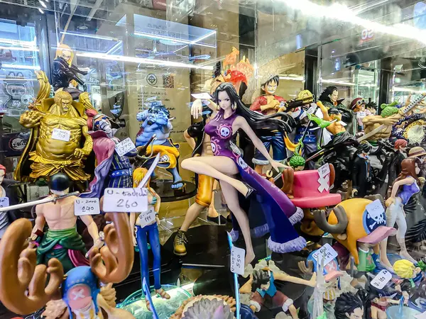 Farklı figür ve stillerde Japon plastik oyuncak bebekleri seçici odaklı hatıra olarak MIXT Chatuchak 'ta satılıyor. Bangkok, Tayland. - 7 Haziran 2025.