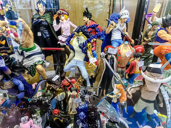 Farklı figür ve stillerde Japon plastik oyuncak bebekleri seçici odaklı hatıra olarak MIXT Chatuchak 'ta satılıyor. Bangkok, Tayland. - 7 Haziran 2025.