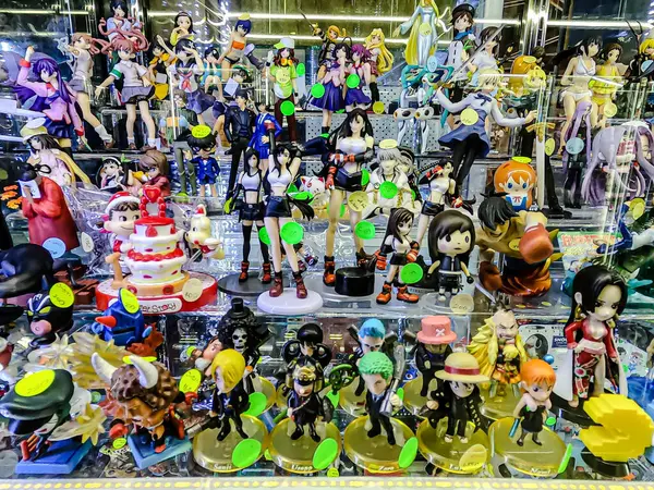 Farklı figür ve stillerde Japon plastik oyuncak bebekleri seçici odaklı hatıra olarak MIXT Chatuchak 'ta satılıyor. Bangkok, Tayland. - 7 Haziran 2025.