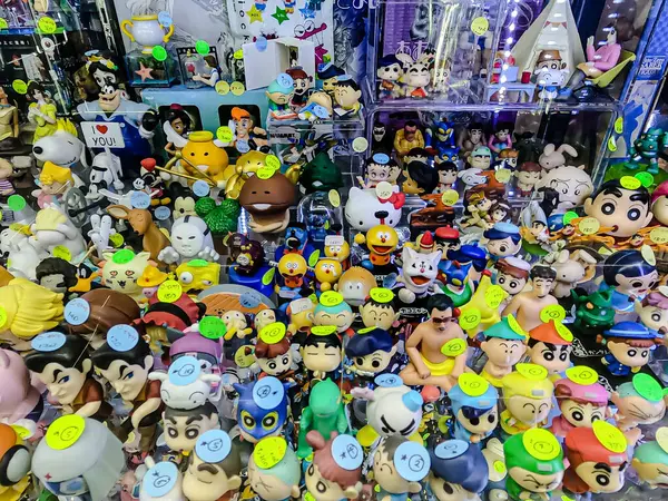 Farklı figür ve stillerde Japon plastik oyuncak bebekleri seçici odaklı hatıra olarak MIXT Chatuchak 'ta satılıyor. Bangkok, Tayland. - 7 Haziran 2025.