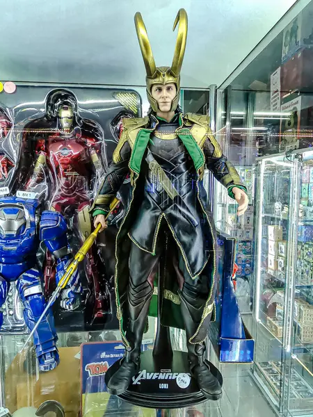 Farklı figür ve stillerde Japon plastik oyuncak bebekleri seçici odaklı hatıra olarak MIXT Chatuchak 'ta satılıyor. Bangkok, Tayland. - 7 Haziran 2025.