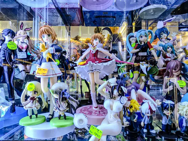 Farklı figür ve stillerde Japon plastik oyuncak bebekleri seçici odaklı hatıra olarak MIXT Chatuchak 'ta satılıyor. Bangkok, Tayland. - 7 Haziran 2025.