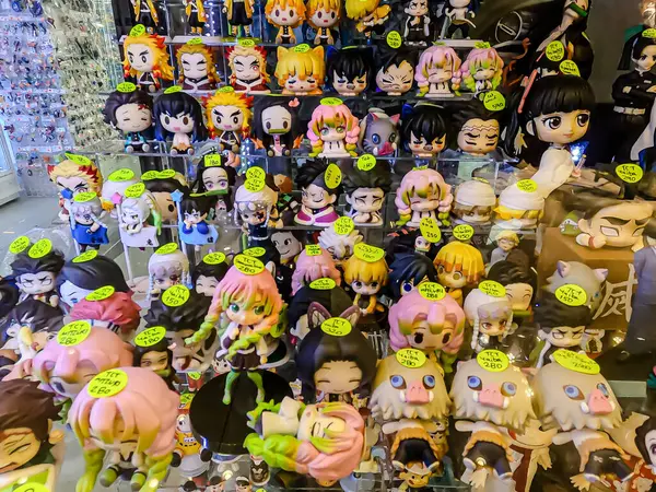 Farklı figür ve stillerde Japon plastik oyuncak bebekleri seçici odaklı hatıra olarak MIXT Chatuchak 'ta satılıyor. Bangkok, Tayland. - 7 Haziran 2025.