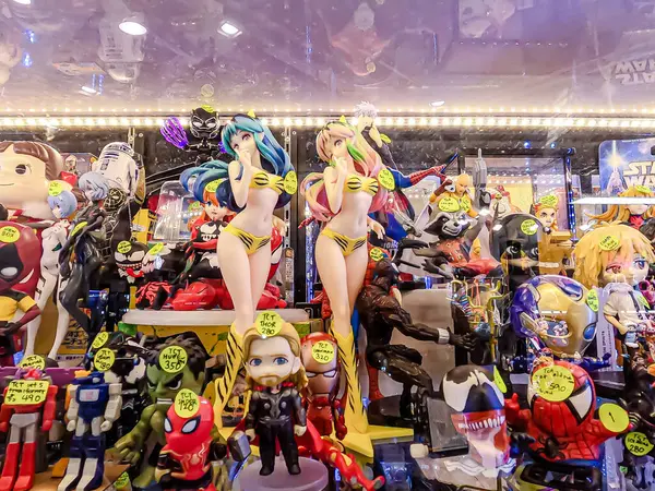 Farklı figür ve stillerde Japon plastik oyuncak bebekleri seçici odaklı hatıra olarak MIXT Chatuchak 'ta satılıyor. Bangkok, Tayland. - 7 Haziran 2025.