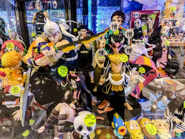 Farklı figür ve stillerde Japon plastik oyuncak bebekleri seçici odaklı hatıra olarak MIXT Chatuchak 'ta satılıyor. Bangkok, Tayland. - 7 Haziran 2025.