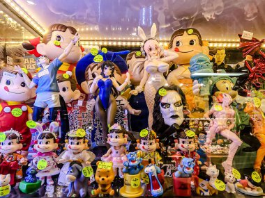 Farklı figür ve stillerde Japon plastik oyuncak bebekleri seçici odaklı hatıra olarak MIXT Chatuchak 'ta satılıyor. Bangkok, Tayland. - 7 Haziran 2025.