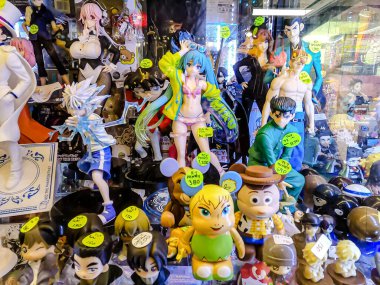 Farklı figür ve stillerde Japon plastik oyuncak bebekleri seçici odaklı hatıra olarak MIXT Chatuchak 'ta satılıyor. Bangkok, Tayland. - 7 Haziran 2025.