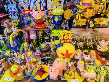 Farklı figür ve stillerde Japon plastik oyuncak bebekleri seçici odaklı hatıra olarak MIXT Chatuchak 'ta satılıyor. Bangkok, Tayland. - 7 Haziran 2025.