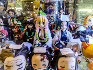 Farklı figür ve stillerde Japon plastik oyuncak bebekleri seçici odaklı hatıra olarak MIXT Chatuchak 'ta satılıyor. Bangkok, Tayland. - 7 Haziran 2025.