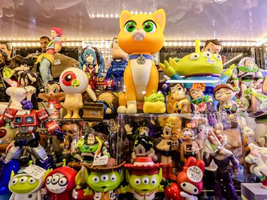 Farklı figür ve stillerde Japon plastik oyuncak bebekleri seçici odaklı hatıra olarak MIXT Chatuchak 'ta satılıyor. Bangkok, Tayland. - 7 Haziran 2025.