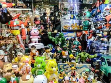 Farklı figür ve stillerde Japon plastik oyuncak bebekleri seçici odaklı hatıra olarak MIXT Chatuchak 'ta satılıyor. Bangkok, Tayland. - 7 Haziran 2025.