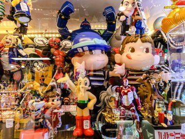 Farklı figür ve stillerde Japon plastik oyuncak bebekleri seçici odaklı hatıra olarak MIXT Chatuchak 'ta satılıyor. Bangkok, Tayland. - 7 Haziran 2025.