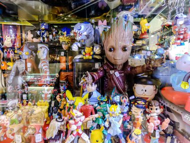 Farklı figür ve stillerde Japon plastik oyuncak bebekleri seçici odaklı hatıra olarak MIXT Chatuchak 'ta satılıyor. Bangkok, Tayland. - 7 Haziran 2025.