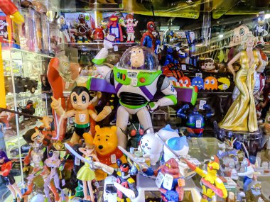 Farklı figür ve stillerde Japon plastik oyuncak bebekleri seçici odaklı hatıra olarak MIXT Chatuchak 'ta satılıyor. Bangkok, Tayland. - 7 Haziran 2025.