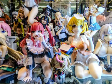 Farklı figür ve stillerde Japon plastik oyuncak bebekleri seçici odaklı hatıra olarak MIXT Chatuchak 'ta satılıyor. Bangkok, Tayland. - 7 Haziran 2025.
