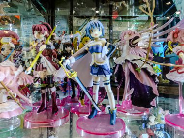 Farklı figür ve stillerde Japon plastik oyuncak bebekleri seçici odaklı hatıra olarak MIXT Chatuchak 'ta satılıyor. Bangkok, Tayland. - 7 Haziran 2025.