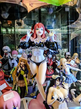 Farklı figür ve stillerde Japon plastik oyuncak bebekleri seçici odaklı hatıra olarak MIXT Chatuchak 'ta satılıyor. Bangkok, Tayland. - 7 Haziran 2025.