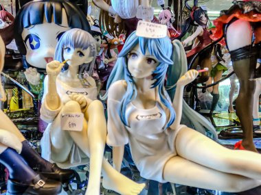 Farklı figür ve stillerde Japon plastik oyuncak bebekleri seçici odaklı hatıra olarak MIXT Chatuchak 'ta satılıyor. Bangkok, Tayland. - 7 Haziran 2025.