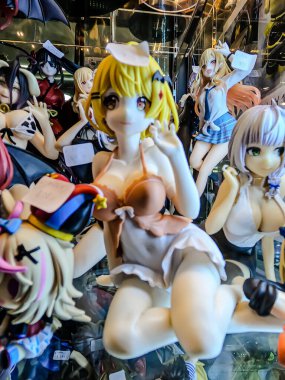 Farklı figür ve stillerde Japon plastik oyuncak bebekleri seçici odaklı hatıra olarak MIXT Chatuchak 'ta satılıyor. Bangkok, Tayland. - 7 Haziran 2025.