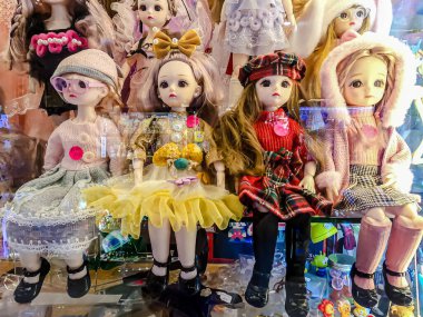 Farklı figür ve stillerde Japon plastik oyuncak bebekleri seçici odaklı hatıra olarak MIXT Chatuchak 'ta satılıyor. Bangkok, Tayland. - 7 Haziran 2025.