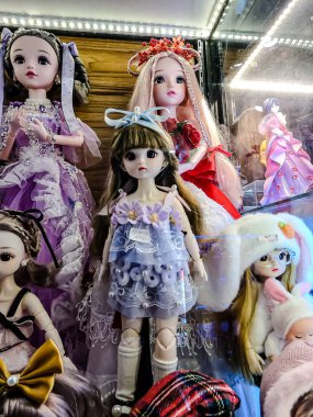Farklı figür ve stillerde Japon plastik oyuncak bebekleri seçici odaklı hatıra olarak MIXT Chatuchak 'ta satılıyor. Bangkok, Tayland. - 7 Haziran 2025.