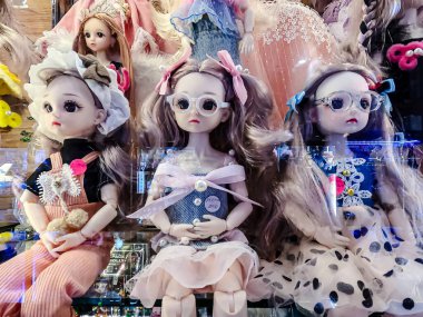 Farklı figür ve stillerde Japon plastik oyuncak bebekleri seçici odaklı hatıra olarak MIXT Chatuchak 'ta satılıyor. Bangkok, Tayland. - 7 Haziran 2025.