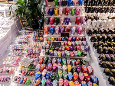 MIXT Chatuchak 'taki alışveriş merkezinin iç manzarası, çeşitli ürün, giysi, turistler ve yerel insanlar için hediyelik eşya satan farklı dükkanlar sergileniyor. Bangkok, Tayland. - 6 Haziran 2025.