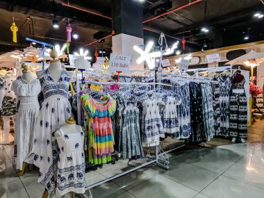 MIXT Chatuchak 'taki alışveriş merkezinin iç manzarası, çeşitli ürün, giysi, turistler ve yerel insanlar için hediyelik eşya satan farklı dükkanlar sergileniyor. Bangkok, Tayland. - 6 Haziran 2025.