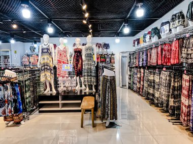 MIXT Chatuchak 'taki alışveriş merkezinin iç manzarası, çeşitli ürün, giysi, turistler ve yerel insanlar için hediyelik eşya satan farklı dükkanlar sergileniyor. Bangkok, Tayland. - 6 Haziran 2025.