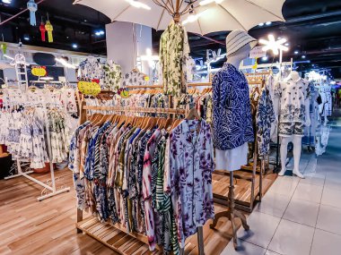 MIXT Chatuchak 'taki alışveriş merkezinin iç manzarası, çeşitli ürün, giysi, turistler ve yerel insanlar için hediyelik eşya satan farklı dükkanlar sergileniyor. Bangkok, Tayland. - 6 Haziran 2025.