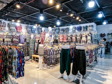 MIXT Chatuchak 'taki alışveriş merkezinin iç manzarası, çeşitli ürün, giysi, turistler ve yerel insanlar için hediyelik eşya satan farklı dükkanlar sergileniyor. Bangkok, Tayland. - 6 Haziran 2025.